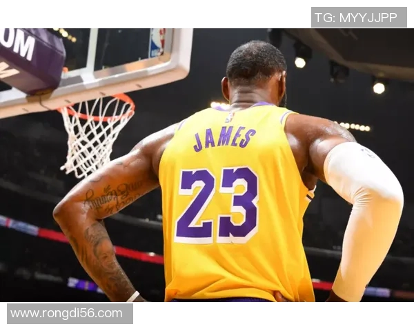 布鲁克洛佩斯如何在NBA赛场上重塑自我与球队价值的传奇旅程