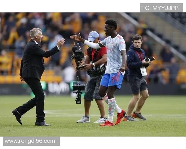 曼联与安德莱赫特激战正酣比分揭晓引发球迷热议