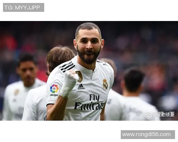 本泽马：从足球天才到世界级前锋的传奇旅程与成就解析