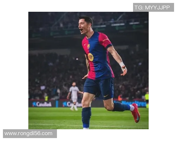 莱万在欧冠赛场大放异彩10场打入12球稳居射手榜首位